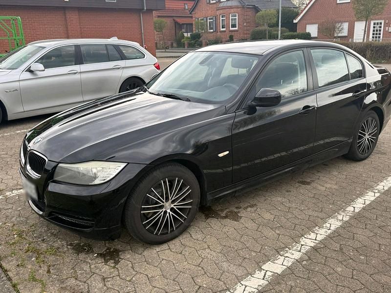 Gebraucht BMW 316 105 PS (77 kW) 2011 Schwarz Limousine