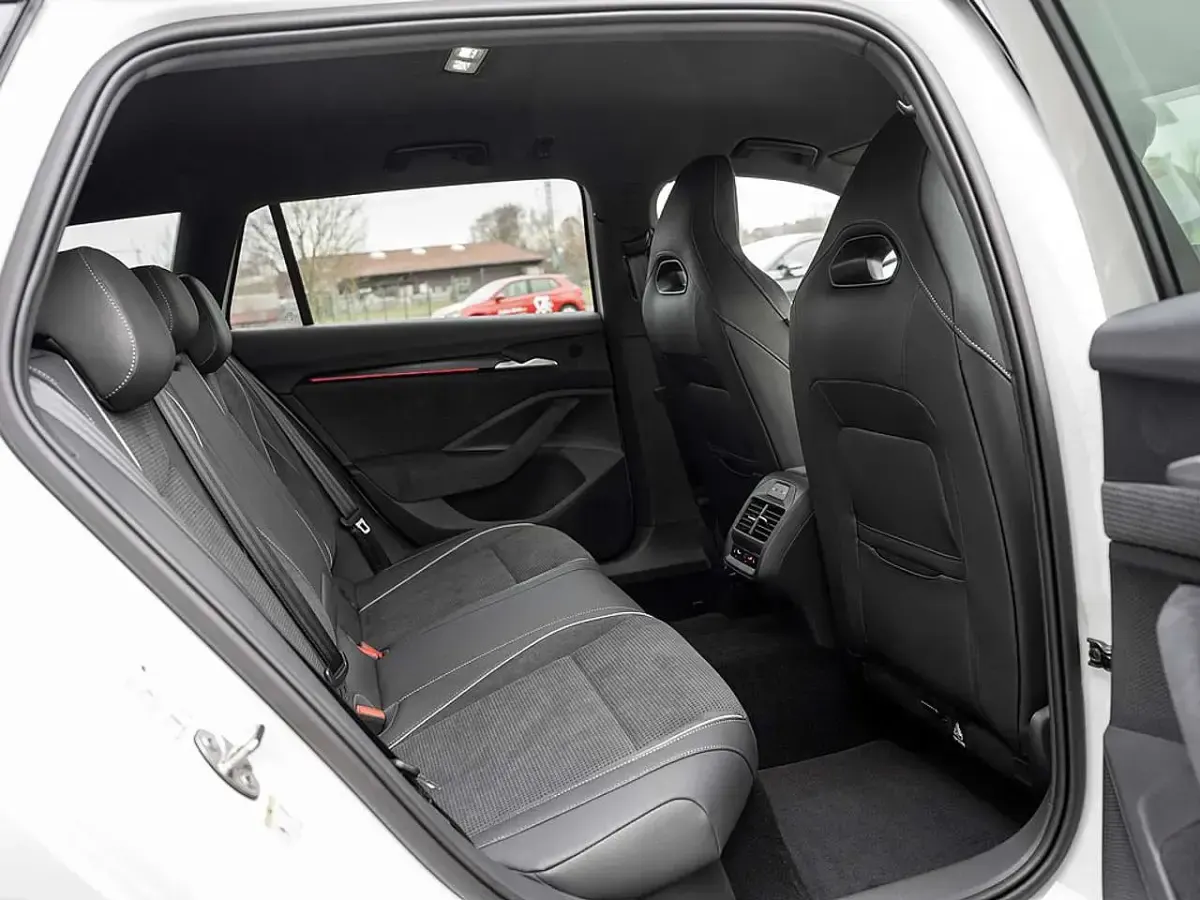 Neu Skoda Superb SportLine 150 PS (110 kW) 2026 Purity weiss Kombi
