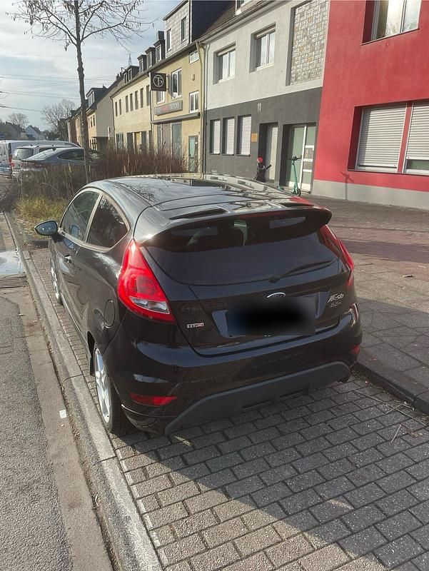 Gebraucht Ford Fiesta 95 PS (69 kW) 2010 Schwarz Kleinwagen