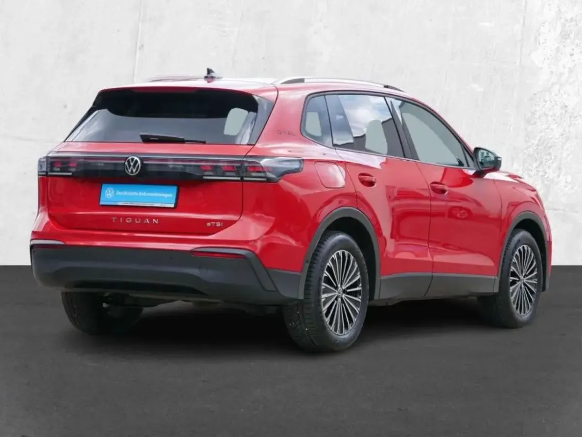 Gebraucht VW Tiguan Goal 150 PS (110 kW) 2025 Persimmon red metallic SUV