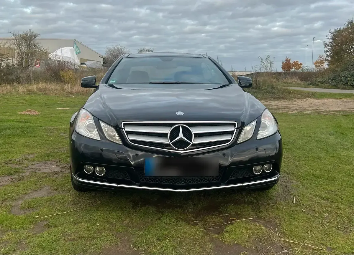 Gebraucht Mercedes E200 184 PS (135 kW) 2010 Schwarz Coupé