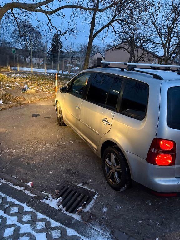 Silber Gebraucht 2010 VW Touran Trendline Van / Kleinbus | 4.200 € (Etwas zu teuer) - Bild 1/4