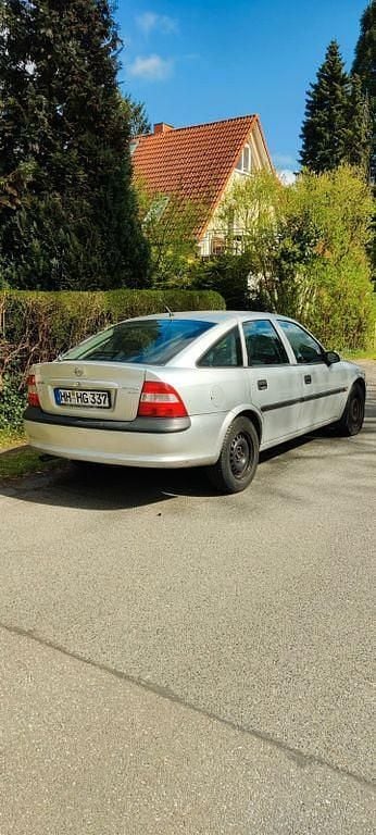 Gebraucht Opel Vectra 101 PS (74 kW) 1997 Silber Limousine