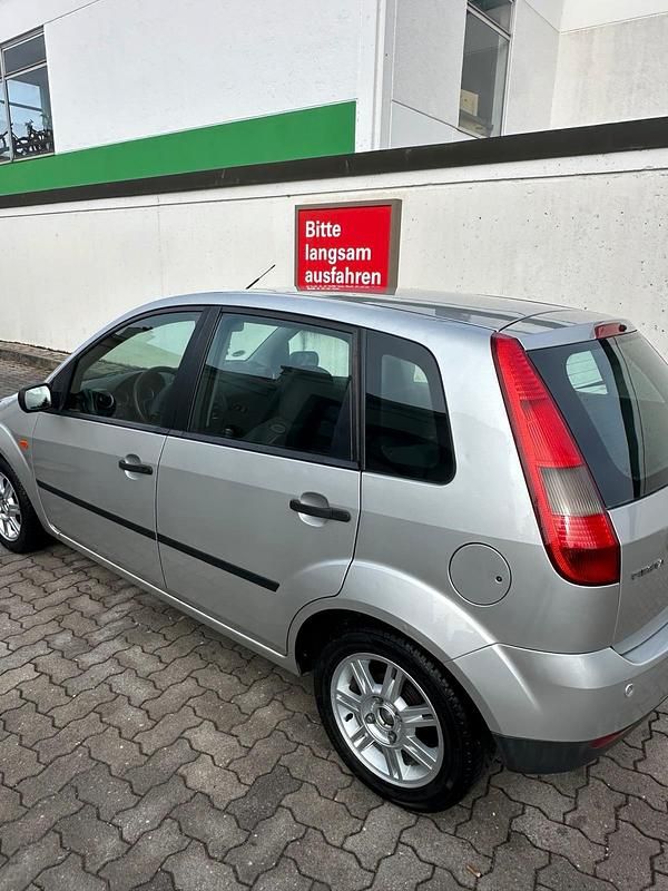 Gebraucht Ford Fiesta 2004 Silber Kleinwagen