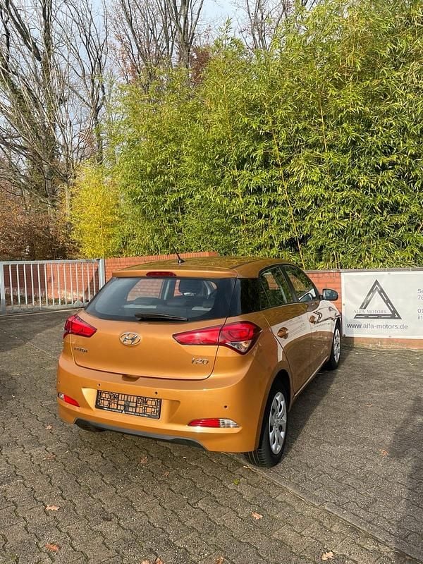 Gebraucht Hyundai i20 Basis 75 PS (55 kW) 2018 Orange Kleinwagen