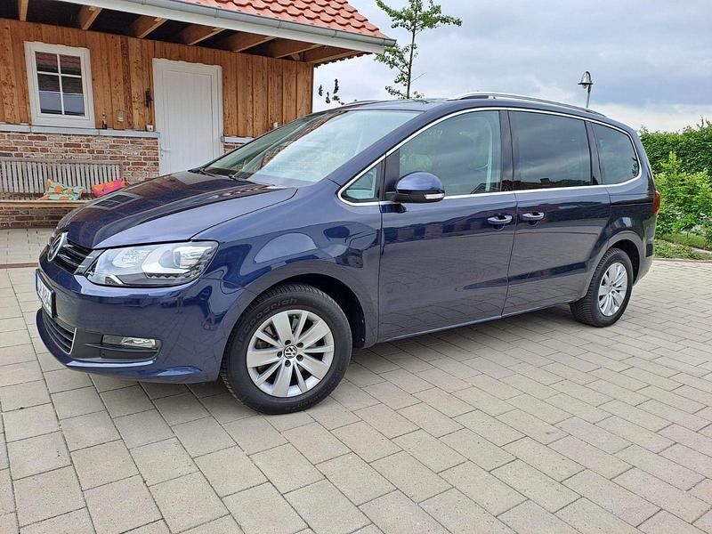 Blau Gebraucht 2017 VW Sharan S Van / Kleinbus | 20.499 € (Superpreis) - Bild 1/4