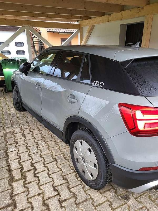 Grau Gebraucht 2017 Audi Q2 SUV | 15.499 € (Guter Preis) - Bild 1/4