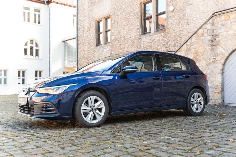 Blau Gebraucht 2021 VW Golf VIII Life Kleinwagen | 17.500 € (Superpreis) - Bild 1/4