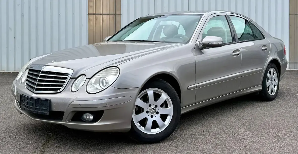 Usado Mercedes E200 Elegance 136 CV (100 kW) 2008 Gris Berlina