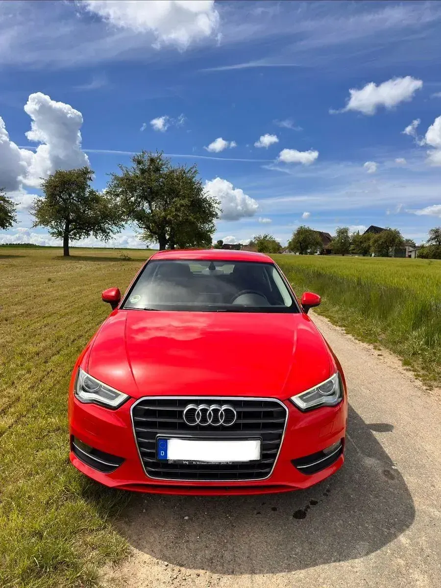 Gebraucht Audi A3 Attraction 150 PS (110 kW) 2015 Rot Limousine