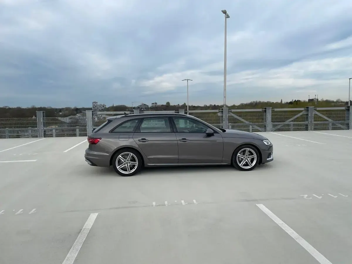 Gebraucht Audi A4 Advanced 190 PS (139 kW) 2020 Grau Kombi
