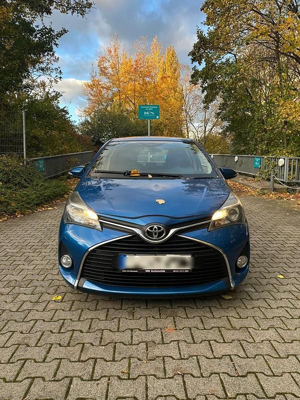 Blau Gebraucht 2015 Toyota Yaris Comfort Limousine | 6.900 € (Fairer Preis) - Bild 1/4