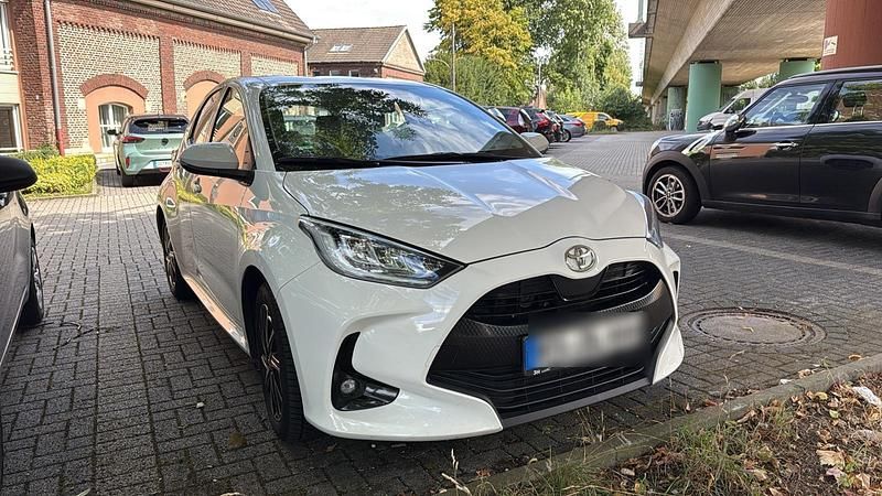 Weiß Gebraucht 2021 Toyota Yaris Comfort Limousine | 13.500 € (Fairer Preis) - Bild 1/4