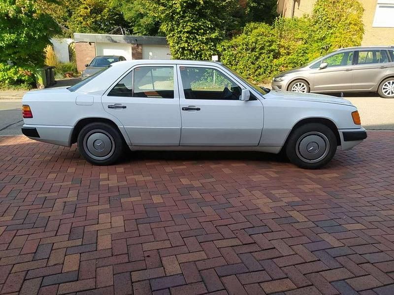 Gebraucht Mercedes E230 132 PS (97 kW) 1990 Weiß Limousine