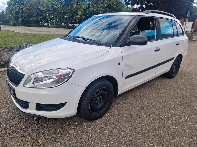 Weiß Gebraucht 2012 Skoda Fabia Cool Edition Kombi | 3.999 € (Guter Preis) - Bild 1/4