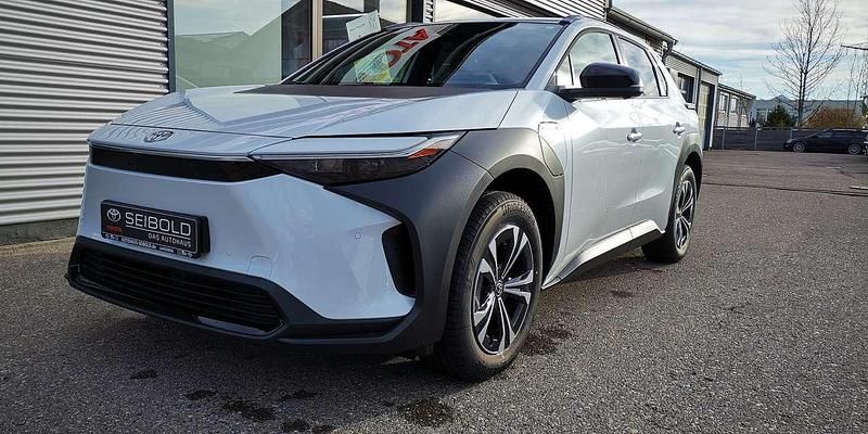 Platinumweiß perleffekt Gebraucht 2023 Toyota bZ4X Comfort SUV | 38.990 € (Teuer) - Bild 1/4