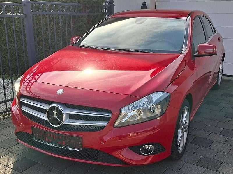 Gebraucht Mercedes A180 109 PS (80 kW) 2014 Jupiterrot  unilack Limousine