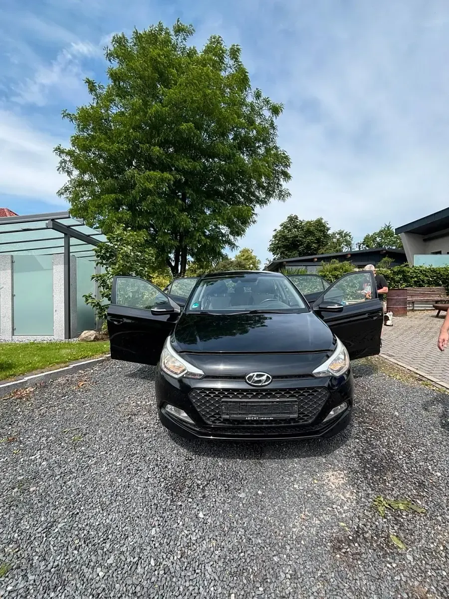 Gebraucht Hyundai i20 Edition 101 PS (74 kW) 2015 Schwarz Kleinwagen