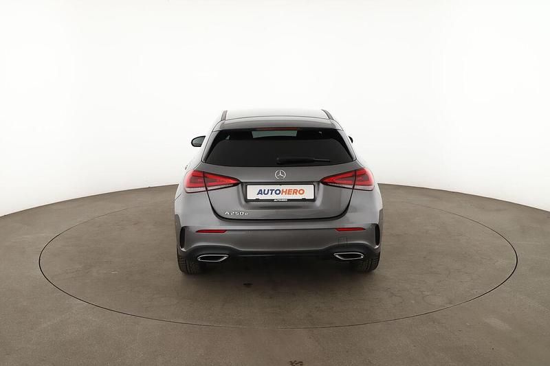 Gebraucht Mercedes A250 AMG line 163 PS (119 kW) 2021 Grau Limousine