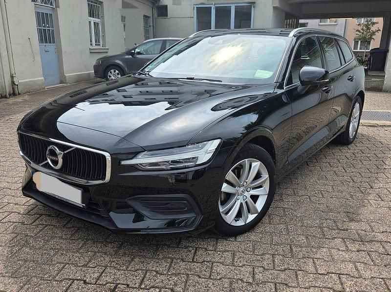 Schwarz Gebraucht 2020 Volvo V60 Momentum Kombi | 26.999 € (Superpreis) - Bild 1/4