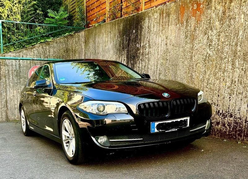 Schwarz Gebraucht 2012 BMW 520 Limousine | 10.350 € (Fairer Preis) - Bild 1/4