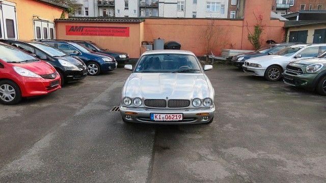Silber Gebraucht 1998 Jaguar XJR Limousine | 10.999 € (Fairer Preis) - Bild 1/4