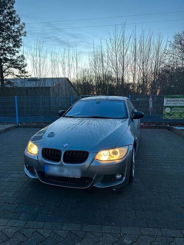 Grau Gebraucht 2010 BMW 330 Sport Line Coupé | 10.800 € (Guter Preis) - Bild 1/4