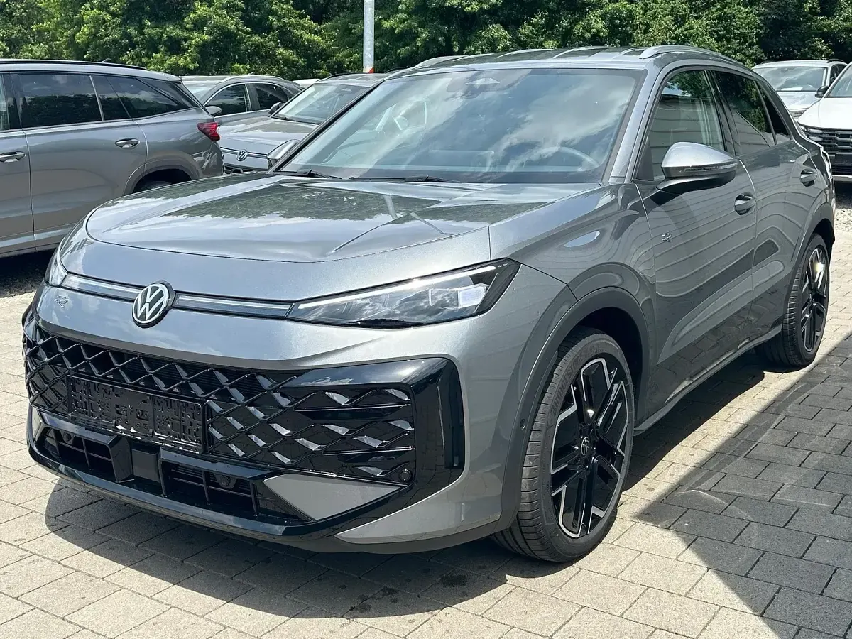 Neu VW T-Roc R-line 150 PS (110 kW) 2026 Wolf grey metallic SUV
