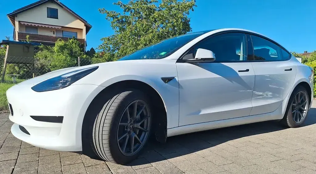 Używany Tesla Model 3 Standard Range 225 kW (306 KM) 2022 Biały Sedan/Limuzyna