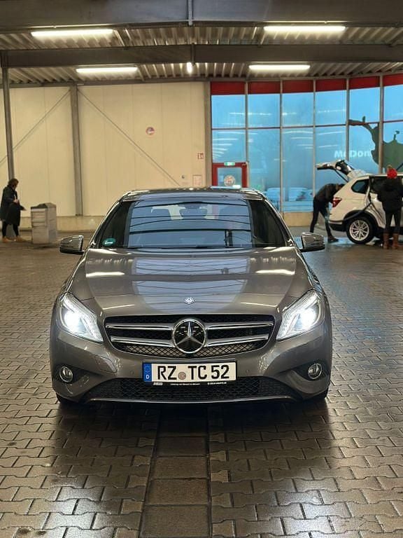 Grau Gebraucht 2014 Mercedes A250 Urban Limousine | 15.000 € (Guter Preis) - Bild 1/4