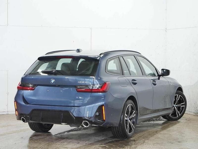 Gebraucht BMW 330e M Sport 292 PS (214 kW) 2025 Arctic race blue Kombi