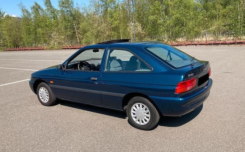 Second-hand Ford Escort 75 CP (55 kW) 1995 Albastru Coupe