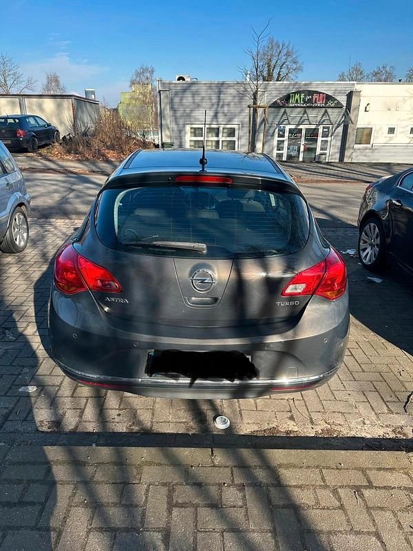 Gebraucht Opel Astra 140 PS (102 kW) 2013 Grau Limousine