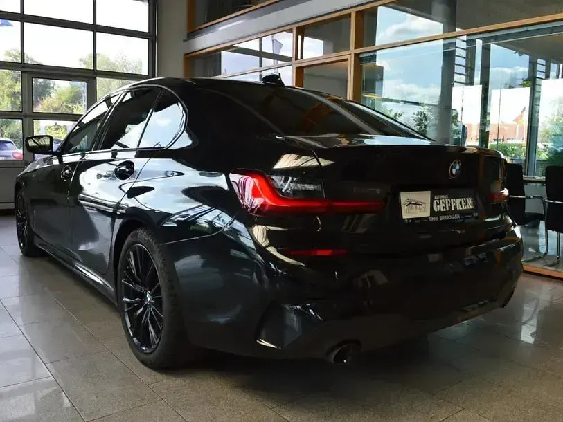 Gebraucht BMW 318 M Sport 156 PS (114 kW) 2021 Black sapphire metallic Limousine
