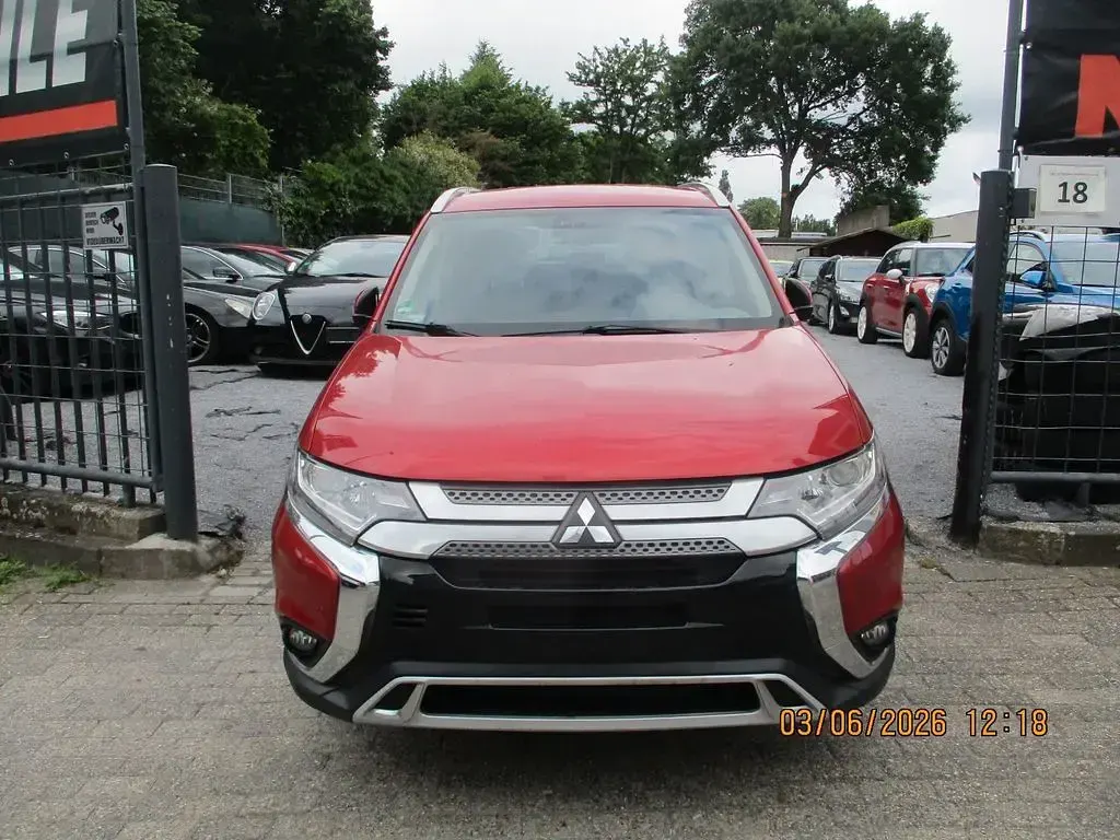 Gebraucht Mitsubishi Outlander Diamant Edition 150 PS (110 kW) 2019 Rot SUV