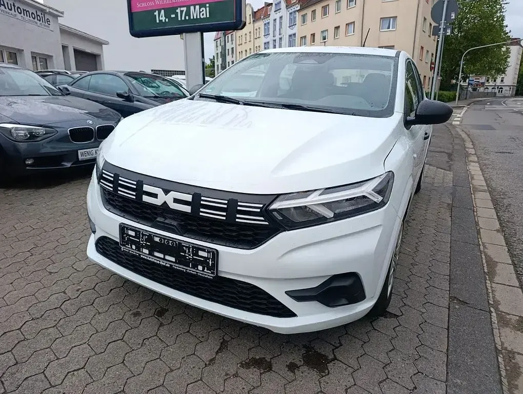 Gebraucht Dacia Sandero Essentiel 67 PS (49 kW) 2024 Weiß Limousine