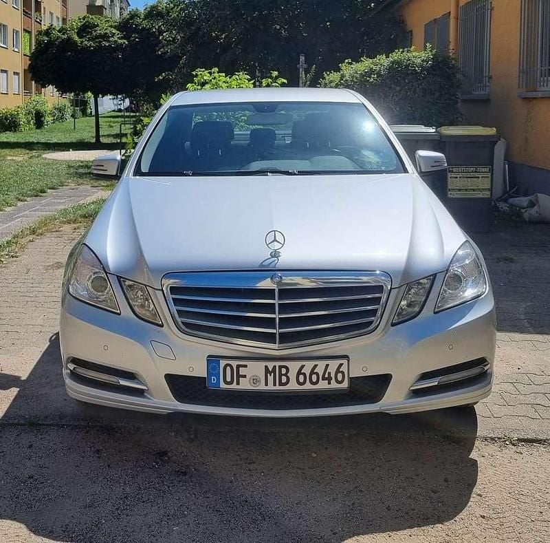 Silber Gebraucht 2012 Mercedes E220 Limousine | 10.500 € (Guter Preis) - Bild 1/4