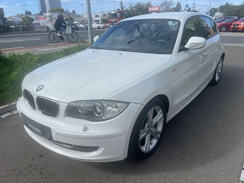 Weiß Gebraucht 2011 BMW 118 Sport Line Kleinwagen | 5.900 € (Fairer Preis) - Bild 1/4