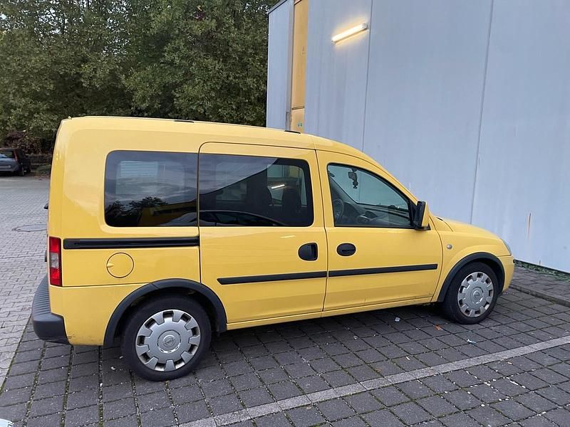 Gelb Gebraucht 2010 Opel Combo Van / Kleinbus | 2.500 € (Fairer Preis) - Bild 1/4