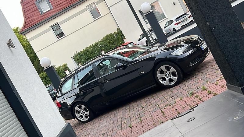 Gebraucht BMW 320 177 PS (130 kW) 2007 Schwarz Kombi
