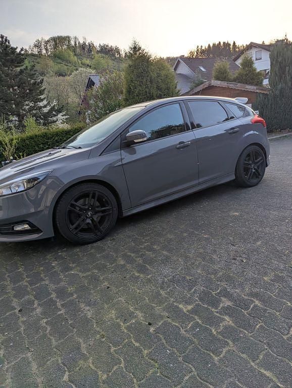 Grau Gebraucht 2016 Ford Focus ST Limousine | 15.890 € (Fairer Preis) - Bild 1/4