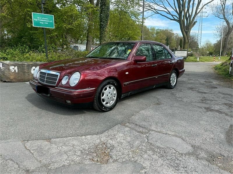 Second-hand Mercedes E240 167 CP (122 kW) 1998 Roșu Berlinǎ