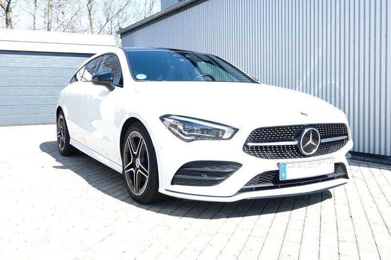 Weiß Gebraucht 2022 Mercedes CLA200 Shooting Brake Night Kombi | 31.900 € (Etwas zu teuer) - Bild 1/4