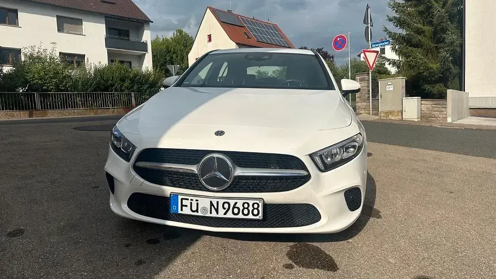 Gebraucht Mercedes A180 136 PS (100 kW) 2019 Weiß Limousine
