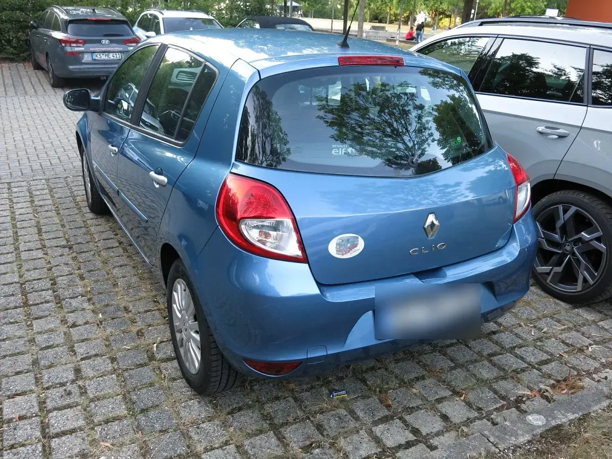 Gebraucht Renault Clio III 100 PS (73 kW) 2010 Andere farben Limousine