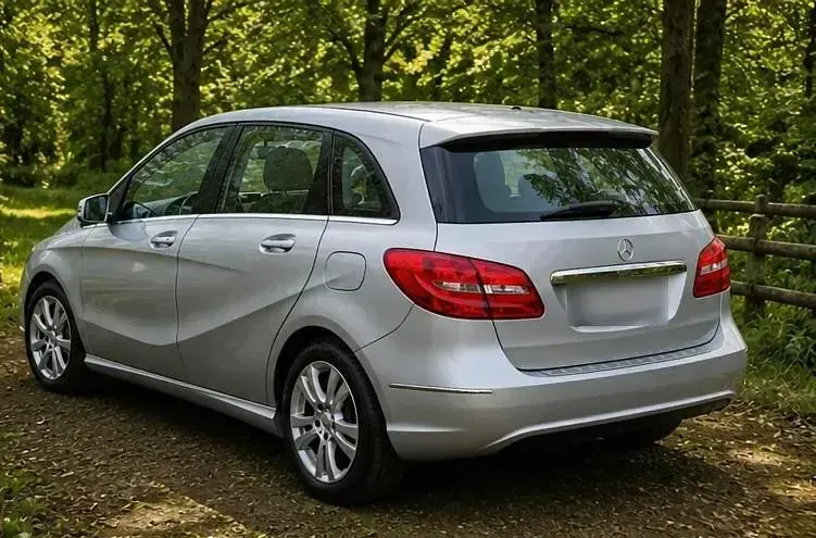 Gebraucht Mercedes B180 122 PS (89 kW) 2012 Silber Van / Kleinbus