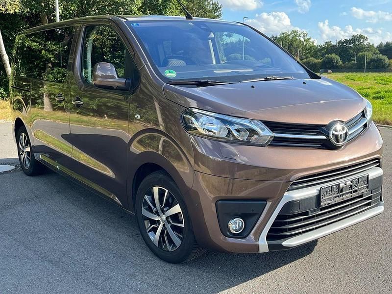 Braun Gebraucht 2020 Toyota Proace Team Van | 33.900 € (Fairer Preis) - Bild 1/4