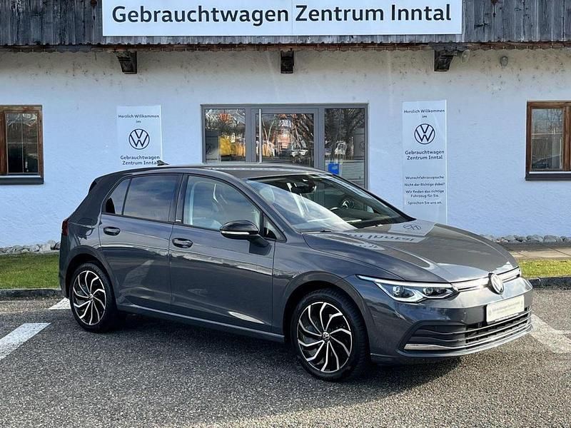 Gebraucht VW Golf VIII Active 131 PS (96 kW) 2022 Grau Limousine