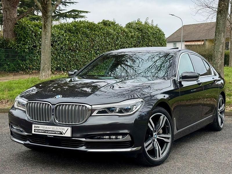 Gebraucht BMW 740 Sport Line 320 PS (235 kW) 2018 Sophistograu Limousine
