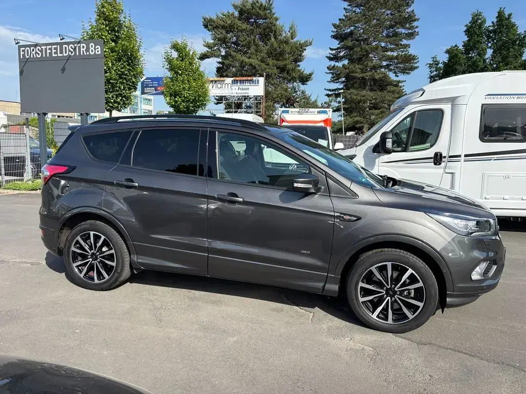 Usado Ford Kuga ST-Line 175 HP (128 kW) 2018 Cinzento SUV
